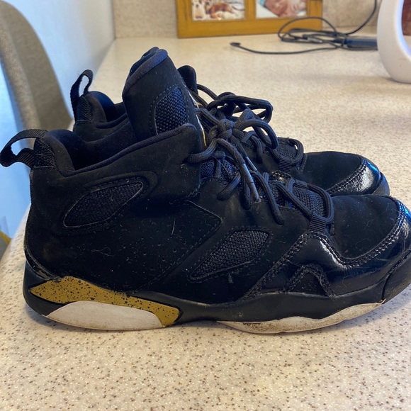 Jordan 23/7 - Black/White/Metallic Gold | Editorialist Jordan Flightclub 91
Black Metallic Gold (PS) size 2.5Y